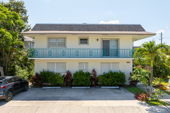 Lakeside ManorCondominiums in Lake Worth, FL - Foto de edificio - Building Photo