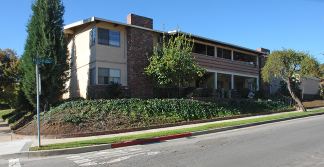 1234 Huntington Dr in South Pasadena, CA - Foto de edificio - Building Photo