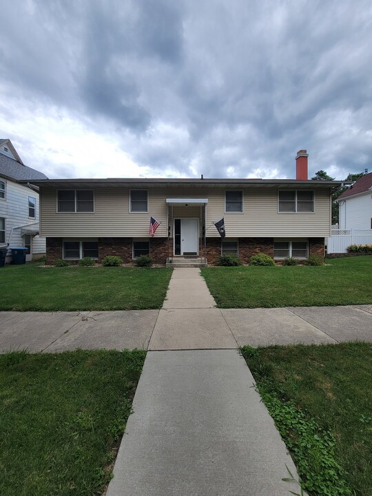 1840 W 3rd St in Waterloo, IA - Building Photo