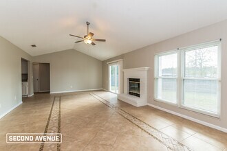 8236 Hot Springs Dr N in Jacksonville, FL - Foto de edificio - Building Photo