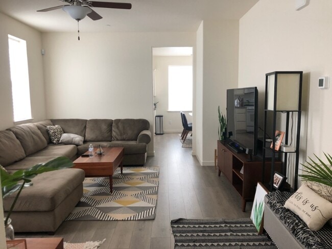 4443 Silver Cedar Ln in Sacramento, CA - Foto de edificio - Building Photo