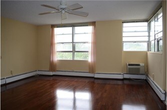 1030 E Lancaster Ave-Unit -421 in Bryn Mawr, PA - Building Photo - Building Photo
