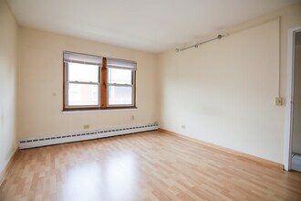 2107 W Farragut Ave, Unit #2C in Chicago, IL - Foto de edificio - Building Photo