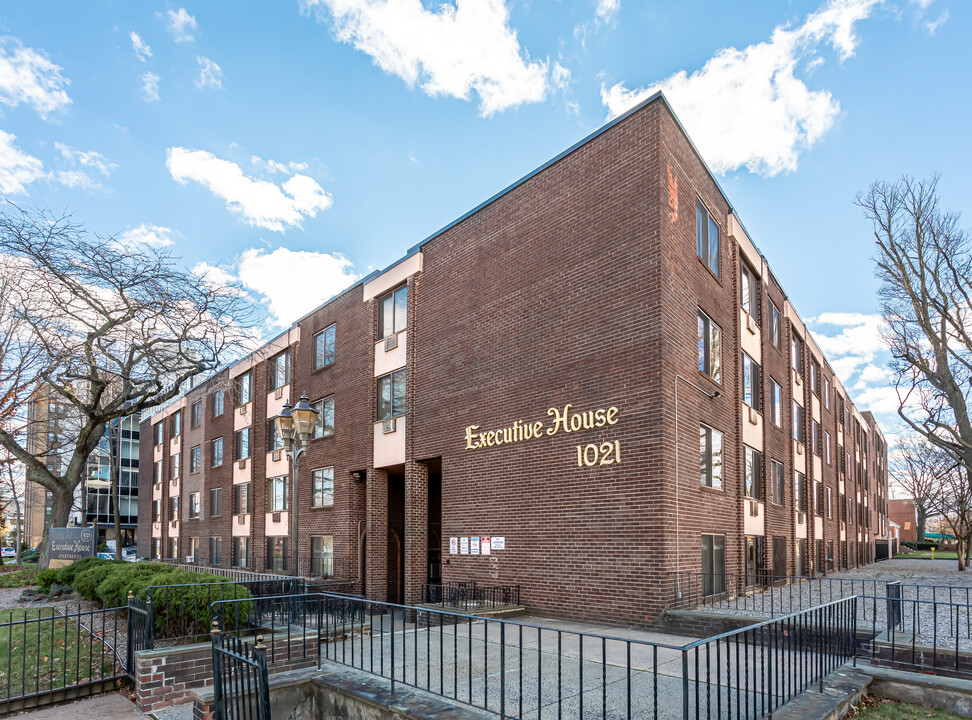 Executive House Apartments in Hartford, CT - Building Photo