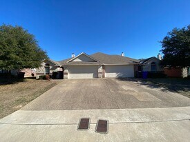 309A309B Chapel Trail Cir in Waco, TX - Building Photo