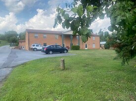 103 Skyview Dr, Unit Apt 1 in Greeneville, TN - Building Photo