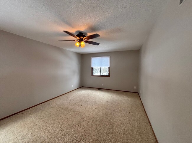 11532 Carriage Ct in Eden Prairie, MN - Foto de edificio - Building Photo