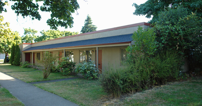 1096 Capitol St NE in Salem, OR - Building Photo - Building Photo