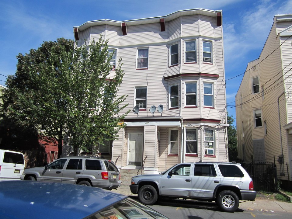 317-319 W Runyon St in Newark, NJ - Building Photo