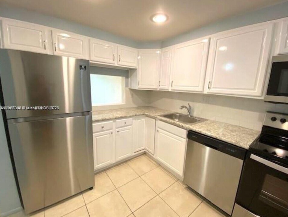 7831 N Colony Cir in Tamarac, FL - Building Photo