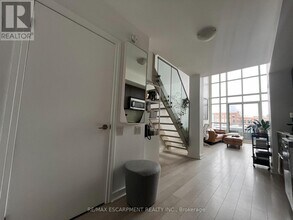 5 Hanna Ave in Toronto, ON - Building Photo - Building Photo