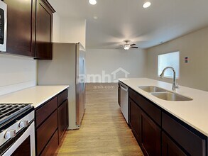 2183 NW Woodland Dr in McMinnville, OR - Foto de edificio - Building Photo