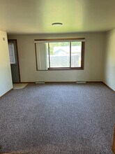 502 N Steven Ave in Greenwood, WI - Foto de edificio - Building Photo