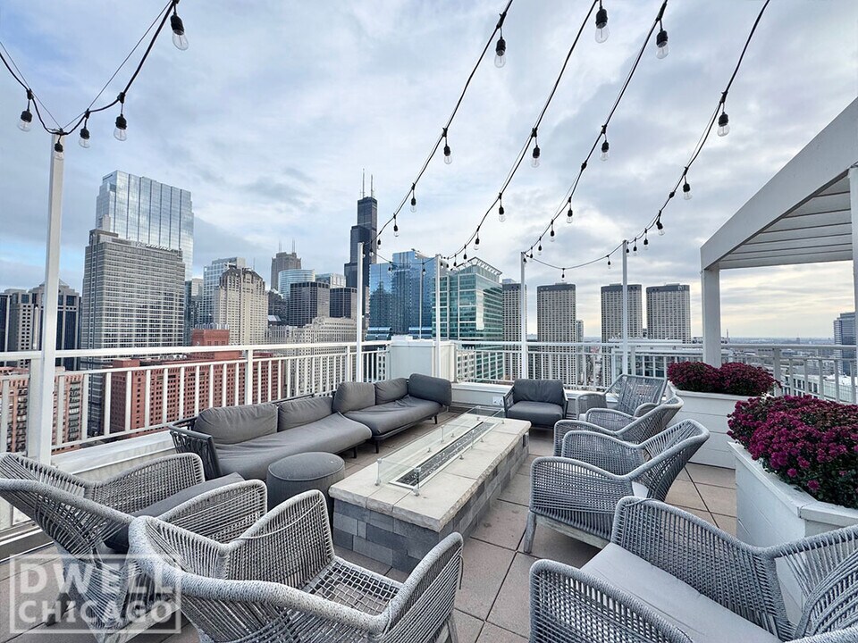 629 W Lake St, Unit 2B01 in Chicago, IL - Building Photo