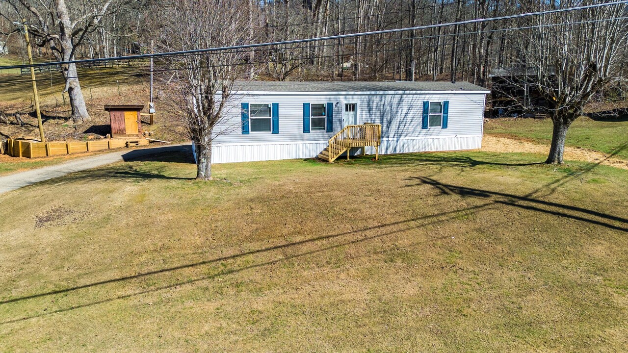 2684 Camp Creek Rd in Whittier, NC - Building Photo