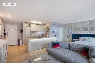 322 W 57th St in New York, NY - Building Photo - Building Photo