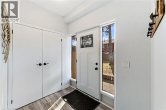 4199 Longmoor Dr in Burlington, ON - Building Photo - Building Photo