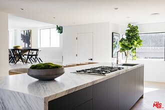 7866 Fareholm Dr in Los Angeles, CA - Building Photo - Building Photo