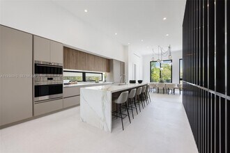 92 SW 28th Rd in Miami, FL - Building Photo - Building Photo