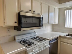 606 E Santa Anita Ave in Burbank, CA - Building Photo - Building Photo