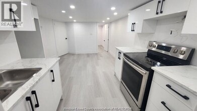 989 Oak Ave in Windsor, ON - Building Photo - Building Photo