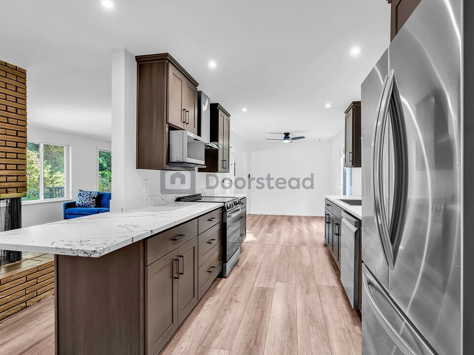 3533 NE 17th Pl in Renton, WA - Foto de edificio