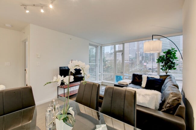 161 W Georgia St in Vancouver, BC - Building Photo - Building Photo