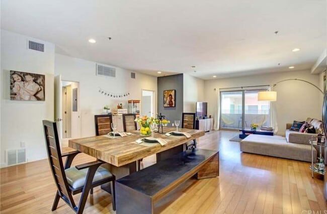 5016 Bakman Ave, Unit 407 in North Hollywood, CA - Foto de edificio - Building Photo