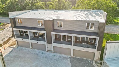 1982 S Razorback Rd in Fayetteville, AR - Foto de edificio - Building Photo