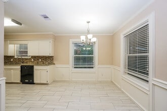 152 Bastrop St in Angleton, TX - Building Photo - Building Photo