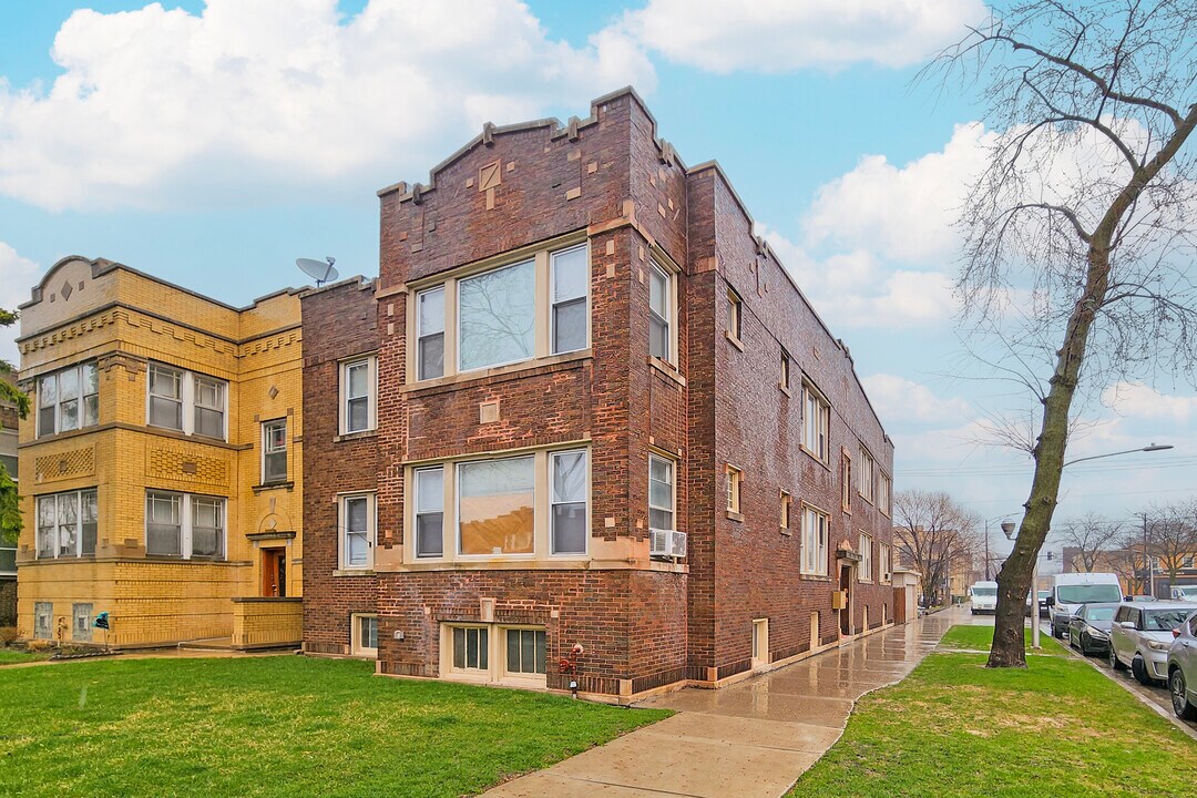 3222 W Grace St in Chicago, IL - Building Photo