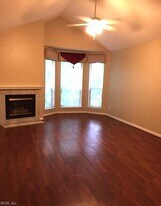 921 Whistling Swan Dr in Virginia Beach, VA - Building Photo
