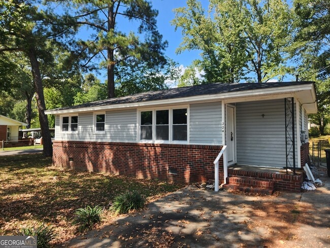 property at 224 Larkspur Ln