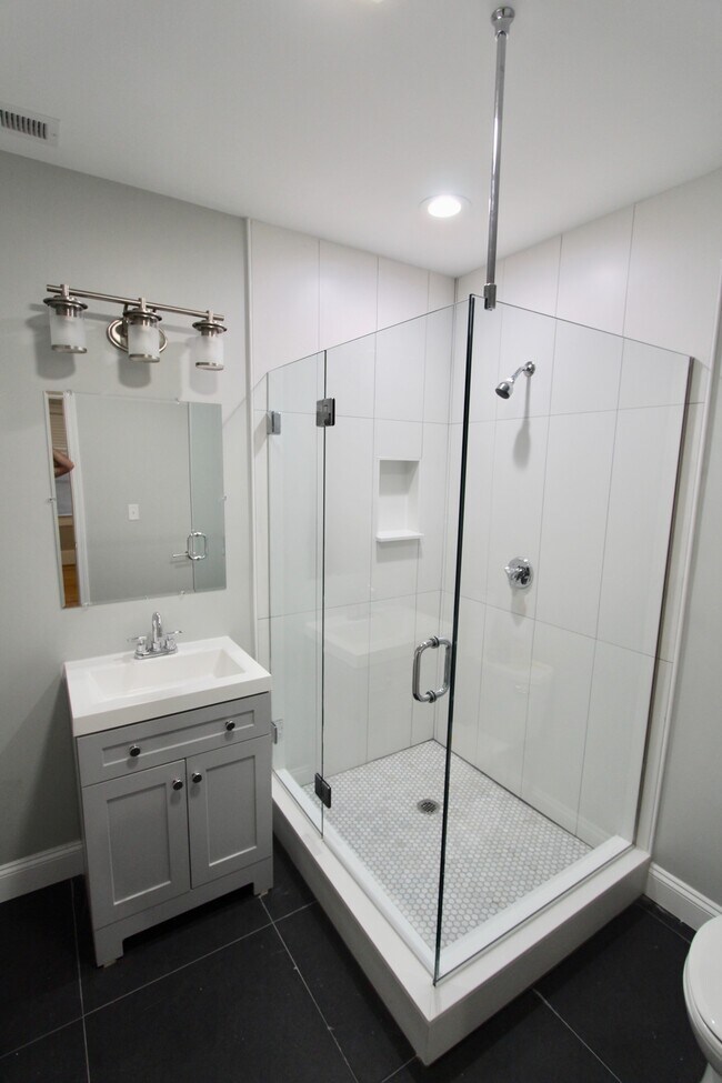 460 Saratoga St in Boston, MA - Building Photo - Building Photo