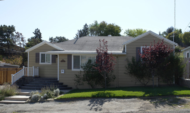 2651 Miramar Ave in Castro Valley, CA - Foto de edificio - Building Photo