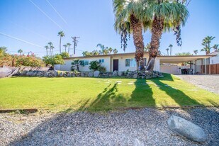 68177 Mountain View Rd in Cathedral City, CA - Building Photo