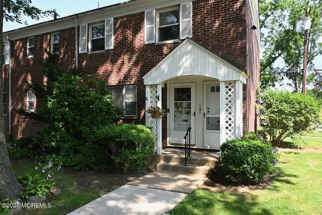 16 Manor Dr in Red Bank, NJ - Building Photo - Building Photo
