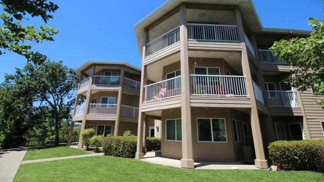 Creekside Oaks Retirement Community in Folsom, CA - Building Photo - Building Photo