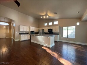 10417 Pacific Palisades Ave in Las Vegas, NV - Foto de edificio - Building Photo