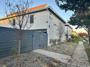 1024 Mission Townhomes in Costa Mesa, CA - Foto de edificio - Building Photo