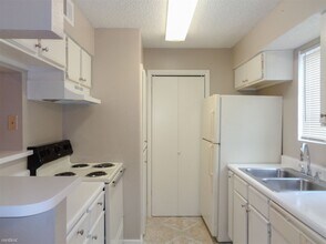 8609 Fancy Finch Dr-Unit -Unit 101 in Tampa, FL - Foto de edificio - Building Photo