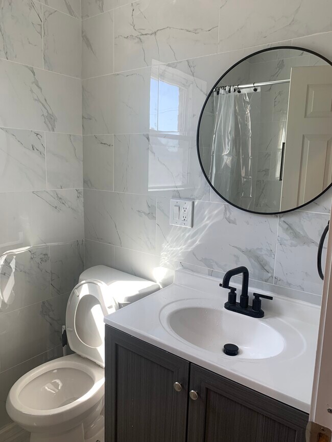 1535 N Harding Ave, Unit 2 BEDROOM in Chicago, IL - Building Photo - Building Photo