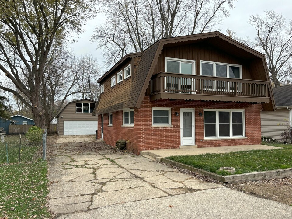 103 Greenfield Ave in Crystal Lake, IL - Building Photo