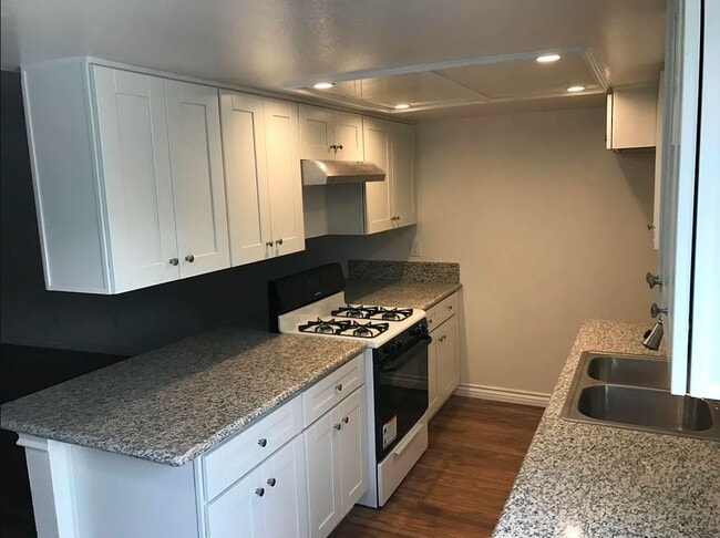 property at 1122 N Columbus Ave