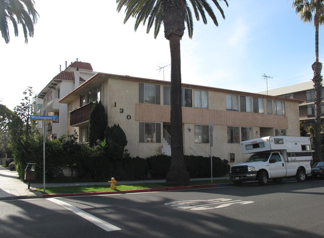 130 Washington Ave in Santa Monica, CA - Foto de edificio - Building Photo