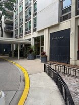 1255 N Sandburg Ter, Unit Eliot House in Chicago, IL - Building Photo