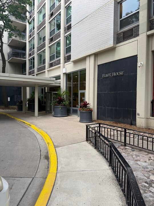 1255 N Sandburg Ter, Unit Eliot House in Chicago, IL - Building Photo
