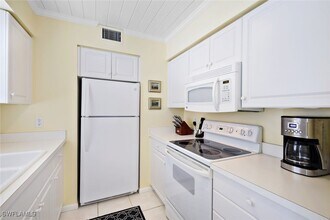 286 4th St S in Naples, FL - Building Photo - Building Photo