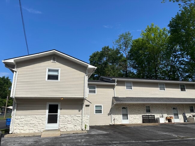 702 W Main St, Unit Apartment 3 in Jonesborough, TN - Building Photo - Building Photo