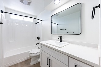 11926 Bellflower Blvd in Downey, CA - Building Photo - Interior Photo